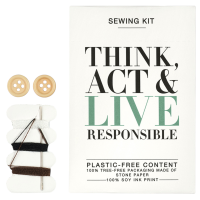 Sysæt, Think, Act & Live Responsible, 9,5x6,5x0,2cm, med nål, sikkerhedsnål, tråd og knapper