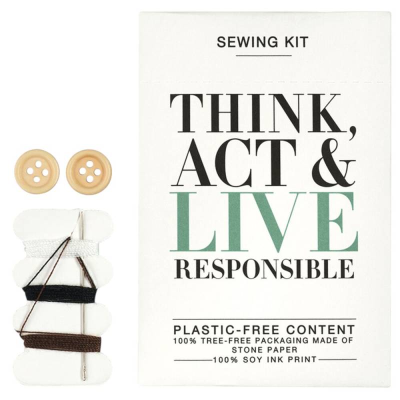 Sys&aelig;t, Think, Act & Live Responsible, 9,5x6,5x0,2cm, med n&aring;l, sikkerhedsn&aring;l, tr&aring;d og knapper