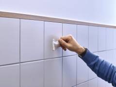 Kl&aelig;bes&oslash;m tesa t/fliser og metal 2kg 2stk/pak