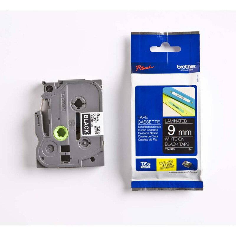 Labeltape Brother TZe-325 9mmx8m hvid p&aring; sort lammineret