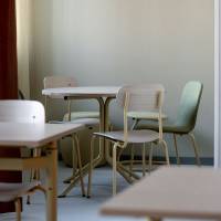 Bord Atlas 1133 &Oslash;900x720mm, Hvidpigmenteret eg med gult understel