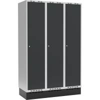Garderobeskab 3x400mm m/lige tag, antracit d&oslash;r med cylinderl&aring;s og sokkel