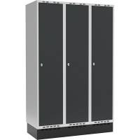 Garderobeskab 3x400mm m/lige tag, antracit d&oslash;r med greb for h&aelig;ngel&aring;s og sokkel