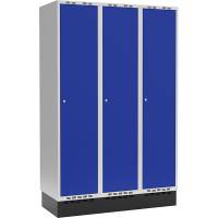 Garderobeskab 3x400mm m/lige tag, bl&aring; d&oslash;r med cylinderl&aring;s og sokkel