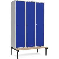 Garderobeskab 3x400mm m/lige tag, bl&aring; d&oslash;r med greb for h&aelig;ngel&aring;s og siddeb&aelig;nk