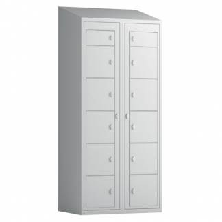 Tøjudleveringsskab 2x6 rum med skråt tag og lys grå døre med greb f/hængelås