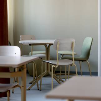 Bord Atlas 1133 &Oslash;900x720mm, Hvidpigmenteret eg med gult understel