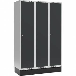 Garderobeskab 3x400mm m/lige tag, antracit d&oslash;r med cylinderl&aring;s og sokkel