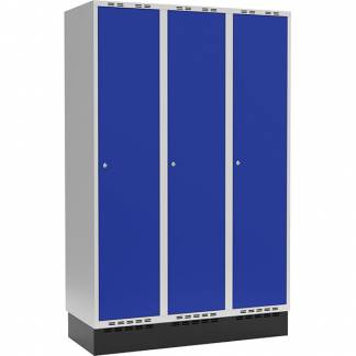 Garderobeskab 3x400mm m/lige tag, bl&aring; d&oslash;r med cylinderl&aring;s og sokkel