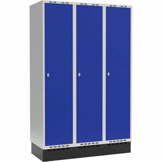 Garderobeskab 3x400mm m/lige tag, bl&aring; d&oslash;r med greb for h&aelig;ngel&aring;s og sokkel